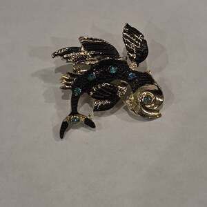 VTG Metal Black Flying Fish Pin Brooch Red Eye Scale Rhinestone Moveable Fins
